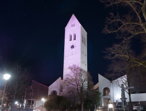 St. Johann Baptist von außen bei Nacht